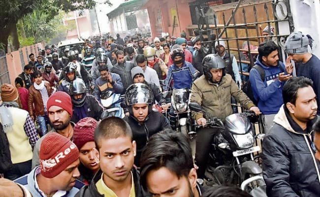 पटना : दारोगा बहाली परीक्षा, प्रश्नपत्र वायरल होने की खबरों के बीच जीएस रहा टफ