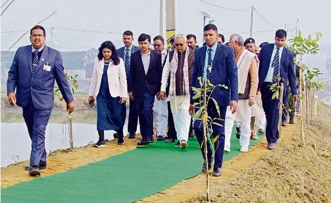 हरियाली यात्रा : वैशाली और सारण में मुख्यमंत्री ने लिया योजनाओं का जायजा