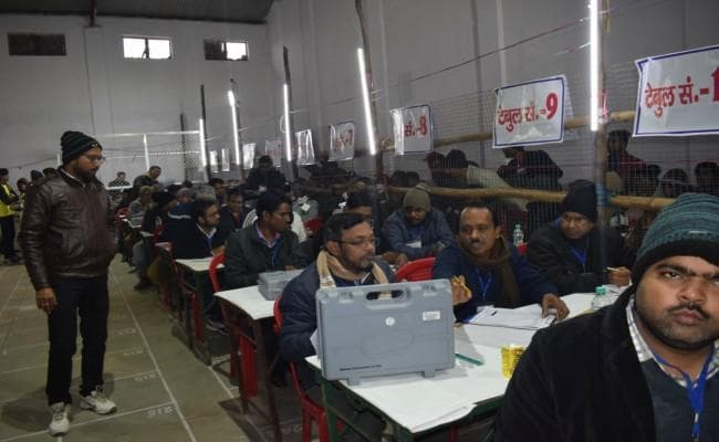 #JharkhandElection: शुरुआती रुझान में कांटे की टक्कर, भाजपा 33, कांग्रेस-झामुमो-36, चमरा लिंडा पीछे