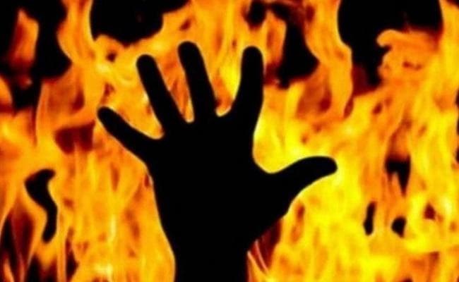 प्रेमी के परिजनों ने 20 वर्षीय युवती को जलाया, अस्पताल में मौत