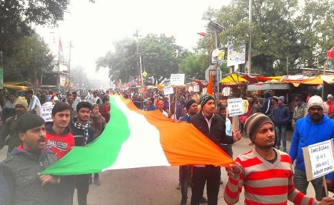 CAA, NRC के समर्थन में तिरंगा झंडा के साथ सड़क पर उतरे लोग