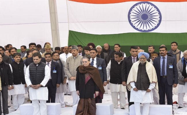 राजघाट पर जुटे कांग्रेस के शीर्ष नेता, संविधान की रक्षा का लिया संकल्प
