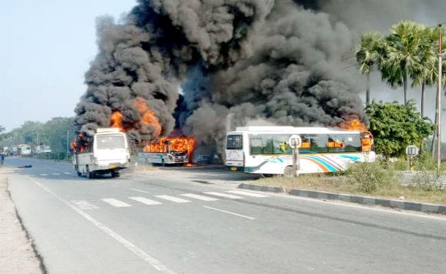 बेकाबू बस ने बाइक सवार पिता-पुत्र को रौंदा, पुत्र की मौके पर मौत, आक्रोशित लोगों ने बसों में लगायी आग