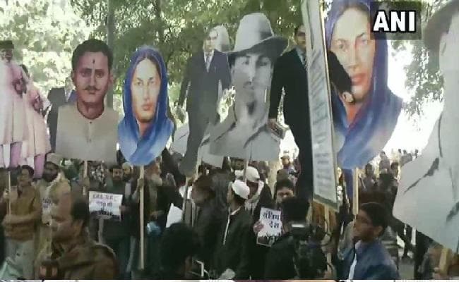 सीएए विरोध प्रदर्शन : दिल्ली के कई विश्वविद्यालयों के छात्र मार्च में शामिल हुए