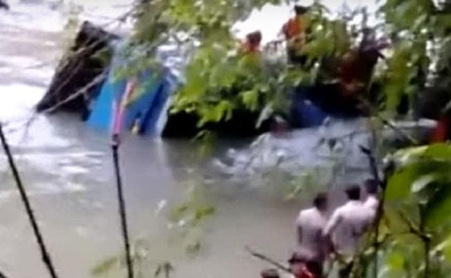 इंडोनेशिया में बस खड्ड में गिरी, 27 लोगों की मौत