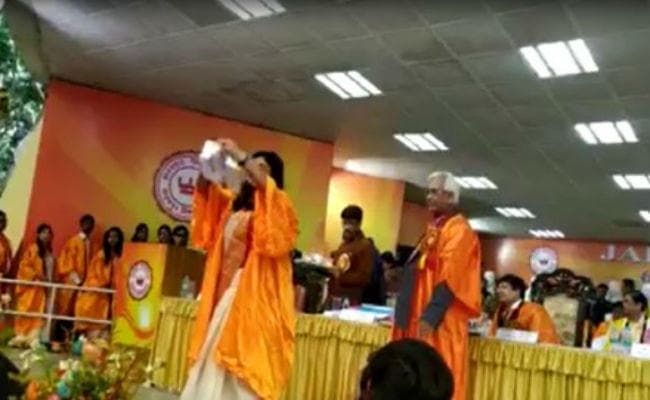 दीक्षांत समारोह में डिग्री लेने के बाद मंच पर ही फाड़ दी सीएए की प्रति