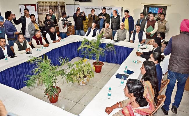 रांची : कांग्रेस भवन में हुई नवनिर्वाचित विधायकों की बैठक, आलमगीर विधायक दल के नेता दिल्ली तय करेगा मंत्रियों के नाम