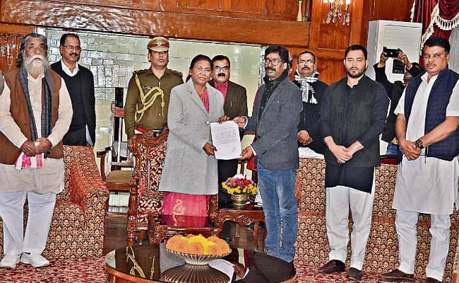 महागठबंधन के नेता चुने गये हेमंत सोरेन, शपथ ग्रहण 29 को, डिप्टी सीएम हो सकता है कांग्रेस का!