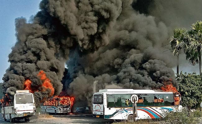 वैशाली : दुर्घटना में पिता-पुत्र की मौत ग्रामीणों ने दो बस और एक ट्रक फूंका