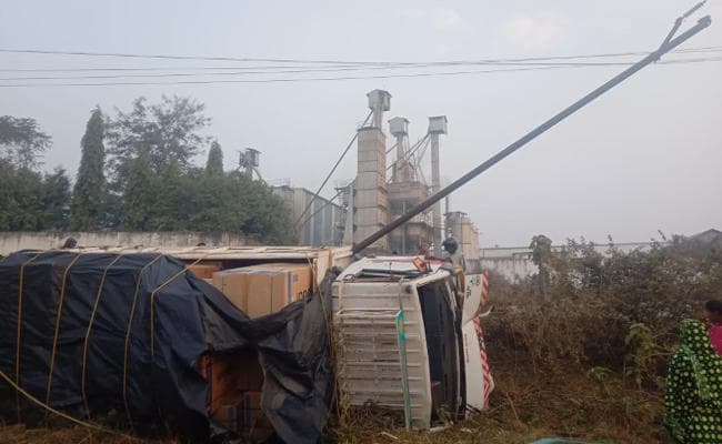 ओरमांझी-गोला रोड पर राइस मिल के पास वाशिंग मशीन लदा ट्रक पलटा, सिकिदिरी के गांवों में बिजली गुल