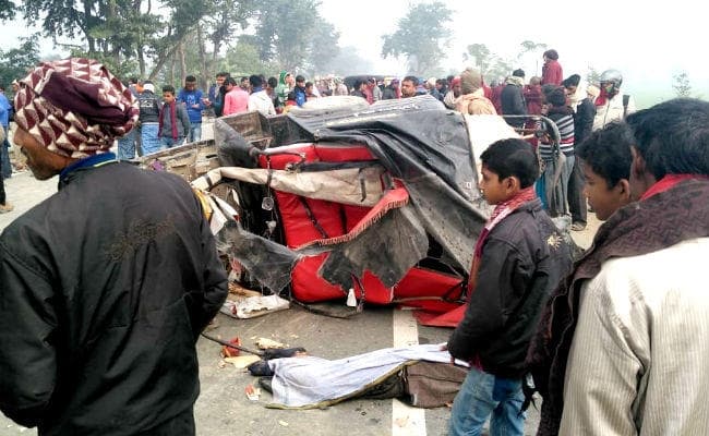 घने कोहरे के कारण सीतामढ़ी में टेंपो और पिकअप वैन की टक्कर में छह लोगों की मौत