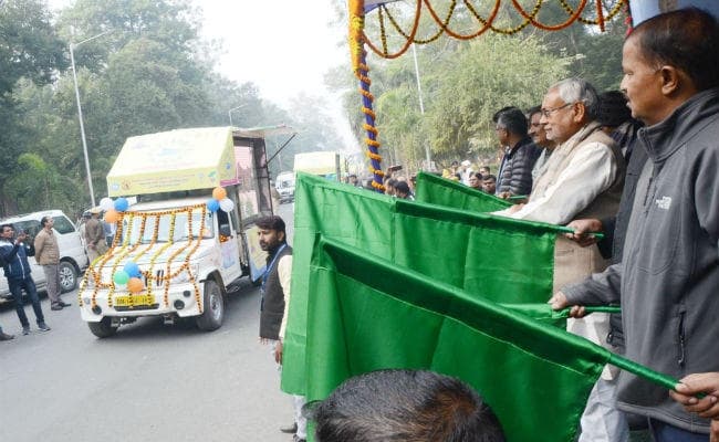 मुख्यमंत्री नीतीश कुमार ने हरी झंडी दिखाकर जल-जीवन-हरियाली जागरूकता रथ को किया रवाना