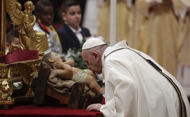 पूरी दुनिया में क्रिसमस की धूम, फिलिपीन में तूफान से उत्साह फीका