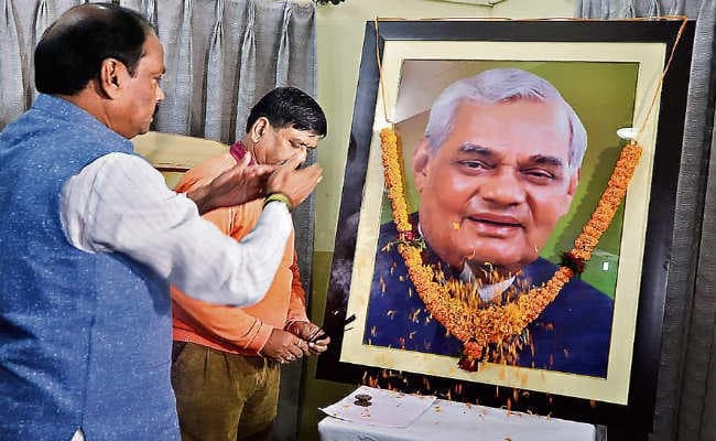 मेरे और मेरी सरकार पर दाग नहीं, जयचंदों के कारण हारे - रघुवर