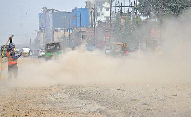 धूल के गुबार से सड़कें हुईं ओझल राहगीर और वाहन चालक परेशान