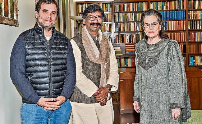 दिल्ली में कांग्रेस तय कर रही मंत्रिमंडल, सोनिया-राहुल से मिले हेमंत, शपथ ग्रहण में शामिल होने का दिया न्योता