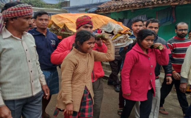 कसमार : बेटियों ने दिया पिता की अर्थी को कंधा, निर्मल प्रजापति की अचानक हो गयी थी मौत