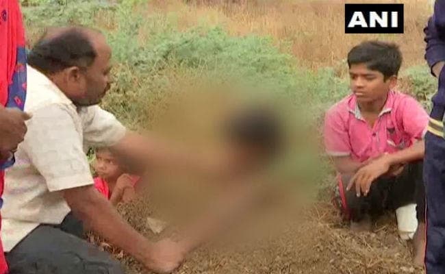 अंधविश्वास : कर्नाटक में चार बच्चों की दिव्यांगता दूर करने के लिए उन्हें गले तक कीचड़ में गाड़ा