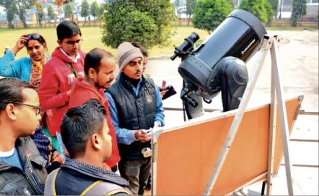 बादलों की लुकाछिपी के बीच दिखा साल का आखिरी सूर्यग्रहण