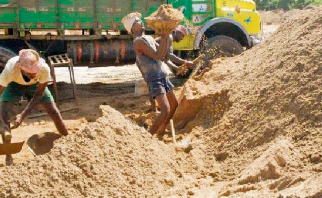 बिहार में बालू व पत्थर खनन मजदूरों को भी 
मिल सकेगा सरकारी योजना का लाभ, तैयारी में जुटी सरकार