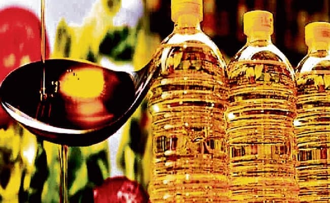 एक माह में सरसों और रिफाइंड तेल 15 रुपये प्रति लीटर महंगा