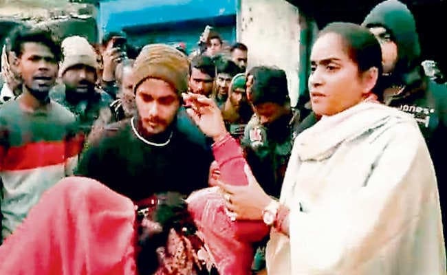 पूर्णिमा ने अपने वाहन से घायल दंपती को अस्पताल भेजा