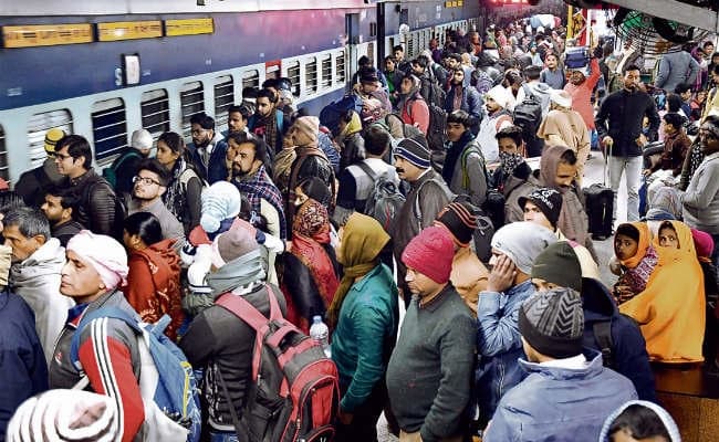 ठंड व कोहरे से धीमी पड़ी जीवन की रफ्तार, सफर पर छायी धुंध, ट्रेनों और विमानों के विलंब से यात्रियों को होना पड़ रहा है परेशान