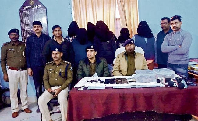 गया : आठ धंधेबाज गिरफ्तार, 7.90 लाख रुपये जब्त