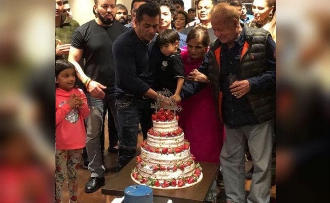 सलमान खान ने फैमिली के साथ इस अंदाज में मनाया बर्थडे, VIDEO