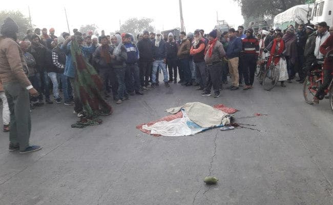 सड़क दुर्घटना में शिक्षक की पत्नी की मौत, आक्रोशित ग्रामीणों ने किया सड़क जाम
