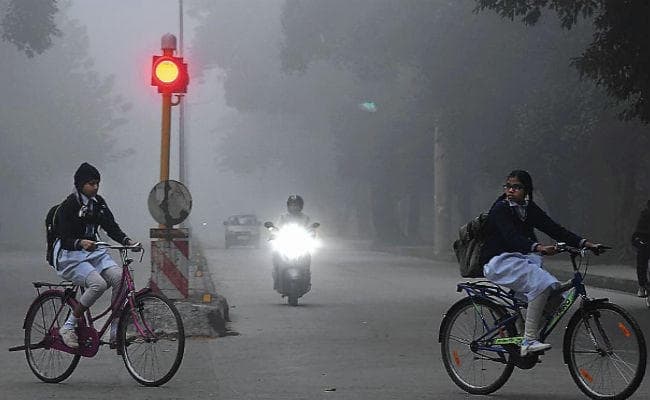 दिल्ली में ठंड ने दिखाये तेवर, लौटी 100 साल पुरानी सर्दी, 4.2 डिग्री पर पारा