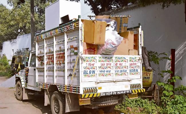 दूसरे दिन भी राबड़ी आवास के बाहर सड़क पर खड़े रहे बहू ऐश्वर्या का सामान लदे वैन, चंद्रिका राय ने थाने में दी शिकायत