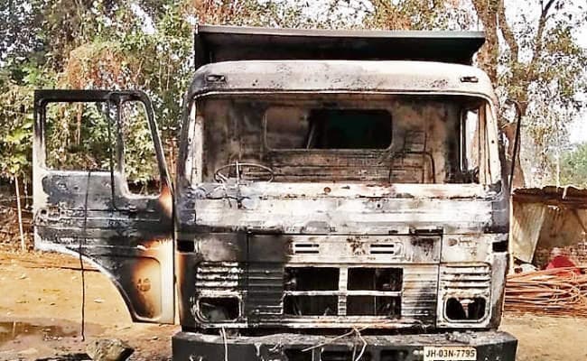 पलामू : उग्रवादियों ने सड़क निर्माण कार्य में लगे डंपर को फूंका