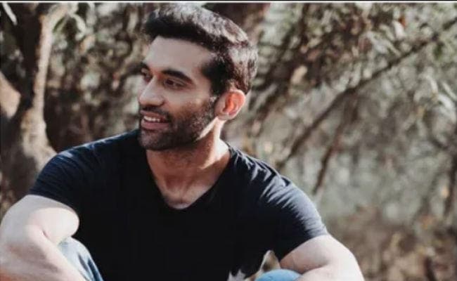 कुशल पंजाबी आत्‍महत्या : दोस्‍त का हाथ पकड़ फूट-फूट कर रो पड़ी मां