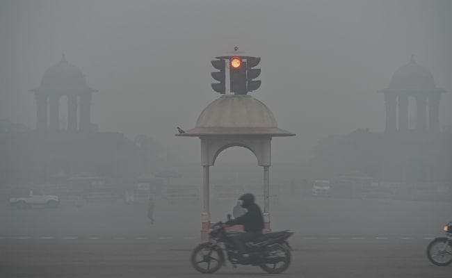 शीतलहर का कहर : कई स्थानों पर मौसम का बिगड़ा मिजाज, रेल-हवाई यातायात बाधित