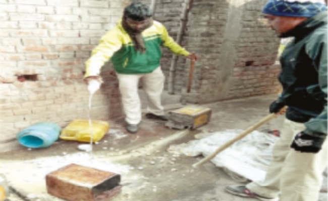 आबकारी अधिकारियों पर हमला, दो जख्मी, तोड़फोड़