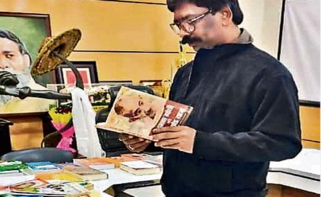 रांची : भेंट में मिला हेमंत को पुस्तकों का उपहार