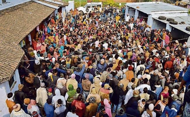 हाजीपुर में कांग्रेस नेता की हत्या आक्रोशित लोगों ने किया हंगामा