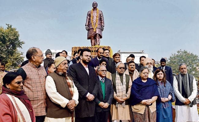 पटना : जेटली की प्रतिमा का सीएम ने किया अनावरण