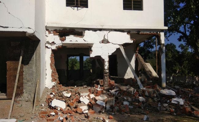 झारखंड: नक्सलियों ने निर्माणाधीन स्वास्थ्य उपकेंद्र को विस्फोट कर उड़ाया, जगह-जगह चिपकाये पोस्टर