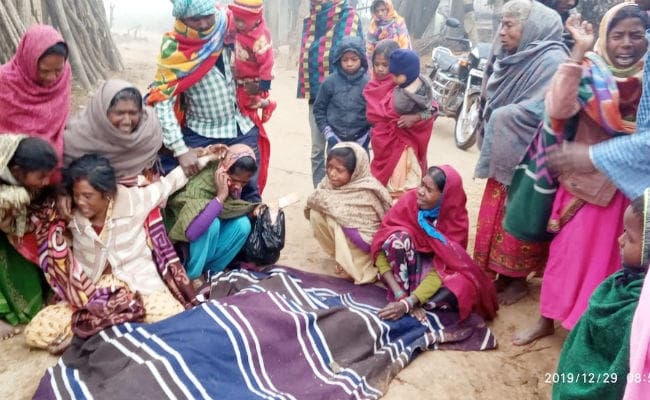 पुलिस मुखबिरी के आरोप में अलग-अलग जगहों पर नक्सलियों ने दो लोगों गोलियों से भूना