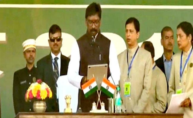 झारखंड: माता-पिता का आशीर्वाद लेकर खुद गाड़ी चलाते हुए मोरहाबादी मैदान पहुंचे हेमंत सोरेन, मुख्यमंत्री पद की ली शपथ