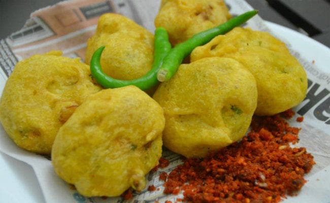 100 रसोइयों ने 25,000 ‘बटाटा वड़ा'' बनाकर वर्ल्ड रिकॉर्ड बनाने की कोशिश की