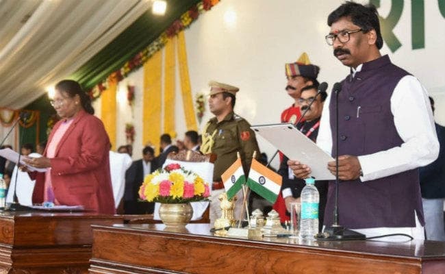 शपथग्रहण के बाद बोले हेमंत सोरेन - साथ दें, साथ चलें, आइए नये झारखंड की राह चलें