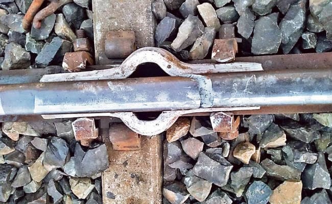 टूटी पटरी पर पड़ी लाइनमैन की नजर सिग्नल दे रोकी ट्रेन, टल गया हादसा