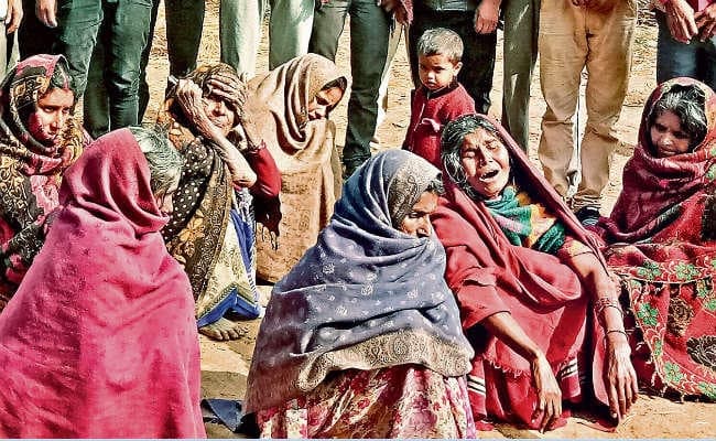 पलामू : अज्ञात बीमारी से 10 दिनों में दो बहनों सहित छह की मौत, दैविक प्रकोप व ओझा-गुनी से भी जोड़ कर देख रहे लोग