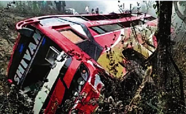 गढ़वा : बस दुर्घटनाग्रस्त, 12 यात्री घायल