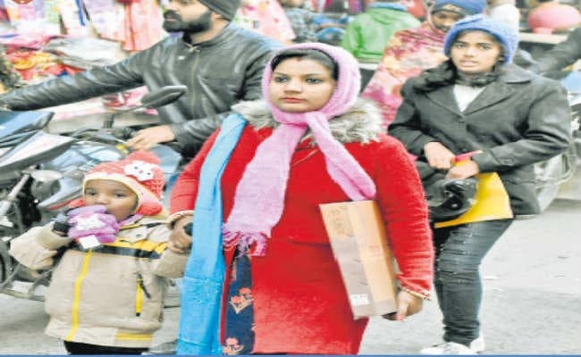 कंपकंपाने वाली ठंड से लोग परेशान, दिन में खिली धूप, शाम में कंपकंपी का प्रकोप