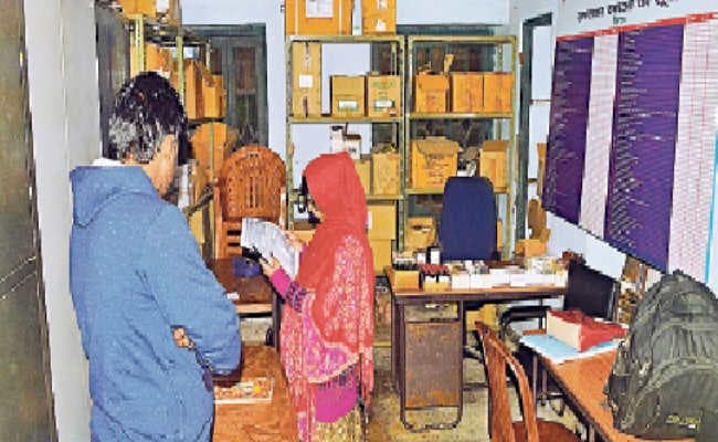 कहीं पीएचसी में चूहे खा जाते हैं ओआरएस, तो कहीं बिन बिजली बेकार पड़े फ्रिज, एसी व पंखे