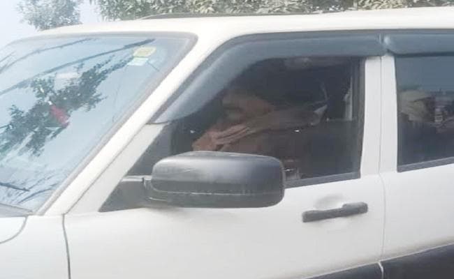 थाना में शराब बरामदगी कांड में जब्त वाहन का उपयोग करते थानाध्यक्ष का वीडियो एवं फोटो वायरल